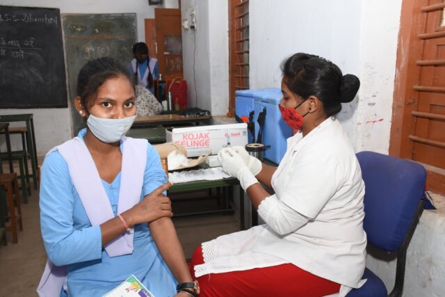 जिले में 75 फीसदी स्कूली बच्चों को लगा टीकाकरण